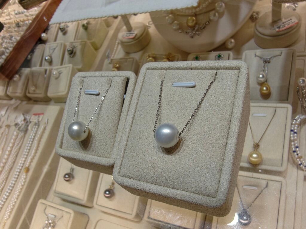 White South Sea pearls compared with different chain colors sizes and proportions