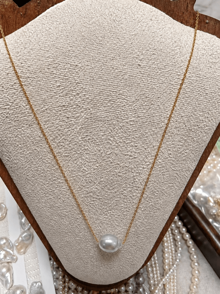 White South Sea pearl necklace matched with a fine 14K yellow gold chain